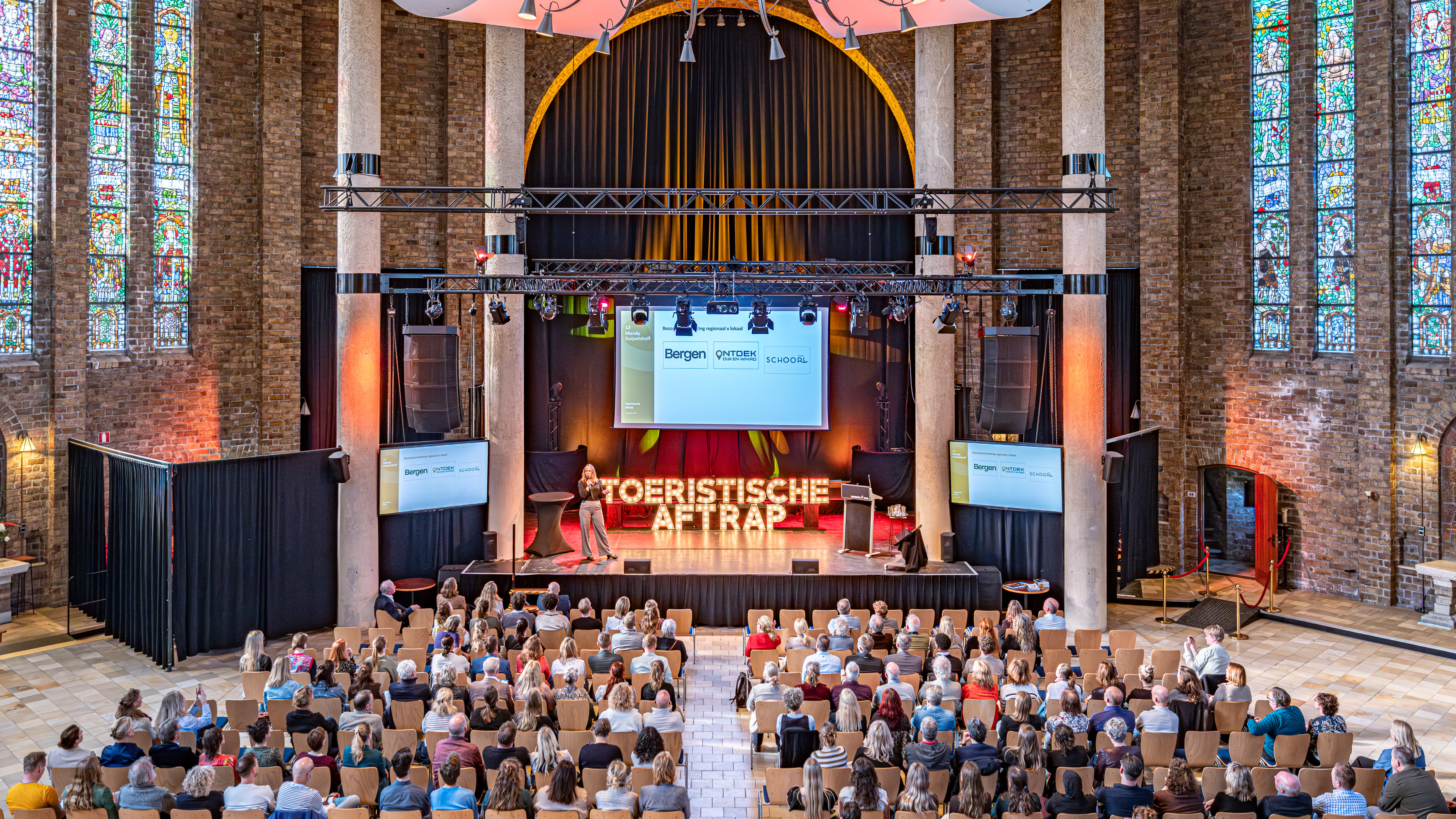 Een foto van de gevulde zaal tijdens de Toeristische aftrap
